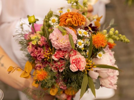 Bunte Blumenstrauß mit Rosen, Nelken, und Wildblumen, in sanften Farben.